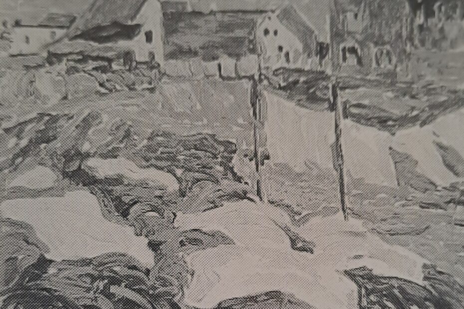 Wäsche auf der Leine vor Häusern, um 1913