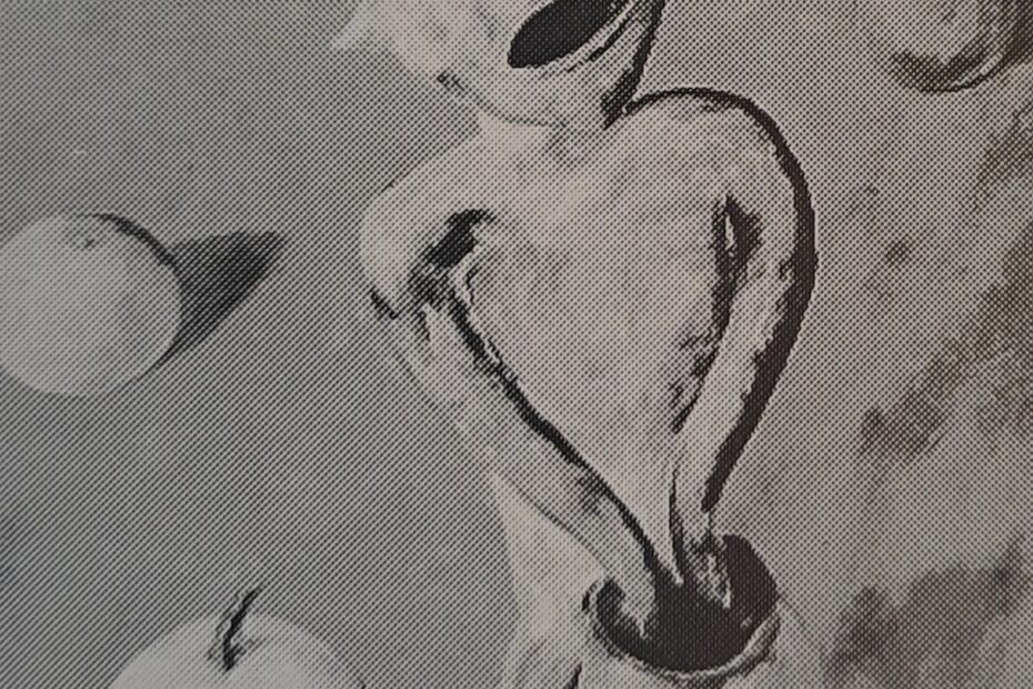 Steinfigürchen mit Zierkürbis, um 1925