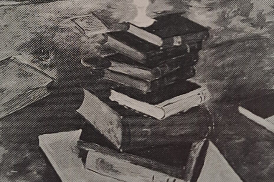 Bücherstilleben mit weißer Vase, um 1926