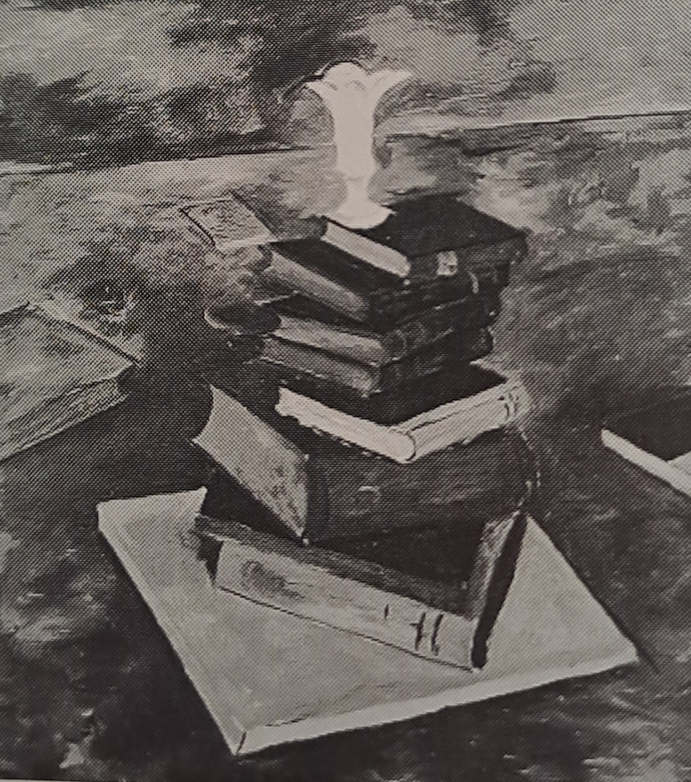 Bücherstilleben mit weißer Vase, um 1926